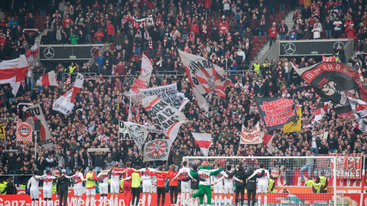 Begeistert bejubeln die Fans des VfB Stuttgart ihr Team. (Symbolbild) (Foto)