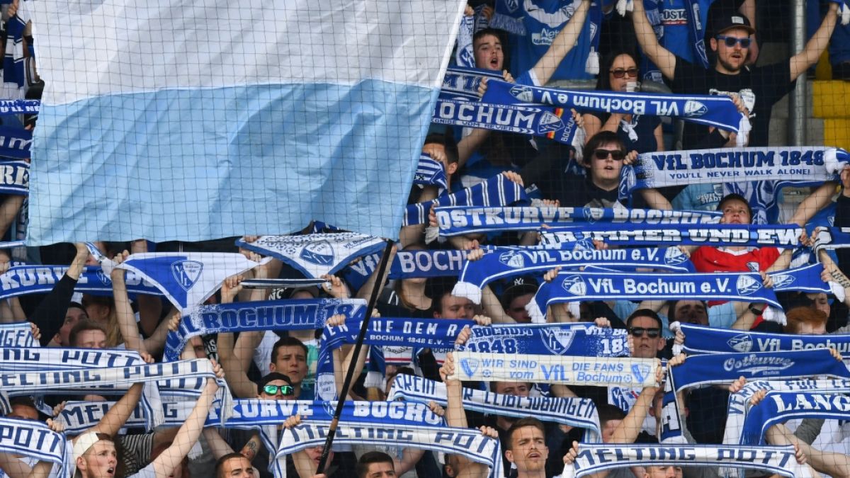 Mit den Schals in der Luft unterstützen die Fans den VfL Bochum. (Symbolbild) (Foto)