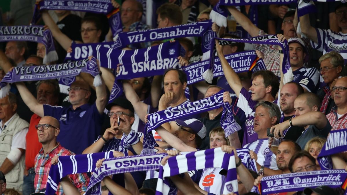 Mit ihren Schals zeigen die Fans vom VfL Osnabrück, wen sie gewinnen sehen wollen. (Symbolbild) (Foto)