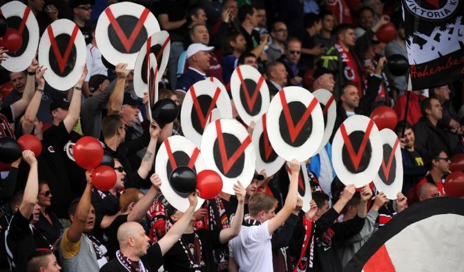 Die Fans von Viktoria Köln stehen hinter ihrem Verein. (Symbolbild)