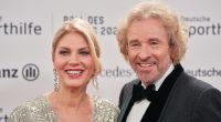 Entertainer Thomas Gottschalk steht mit seiner Ehefrau Karina beim 50. Ball des Sports auf dem roten Teppich.