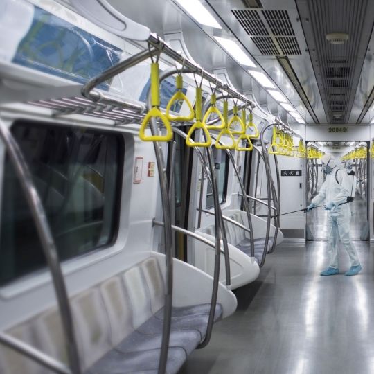 Covid-19-Infizierung? Rapper leckt Haltestangen in U-Bahnen ab