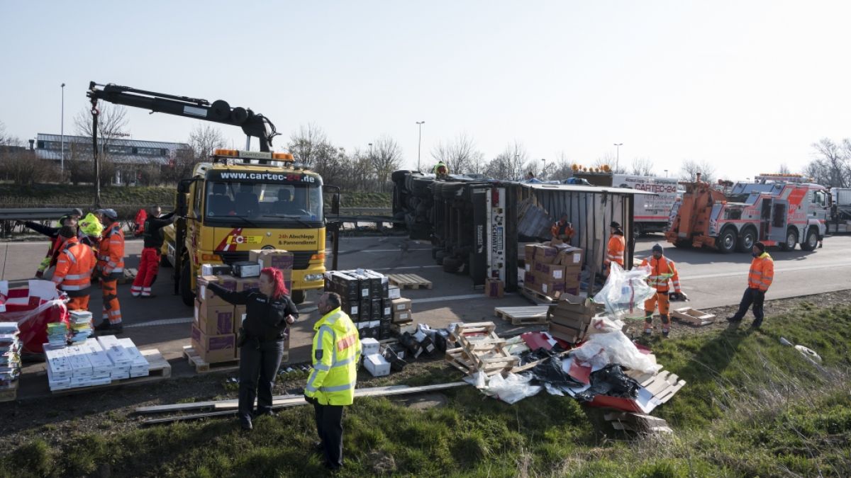 Auf der Autobahn A4 rasten mehrere Lkw in ein Stau-Ende - ein Brummifahrer starb. (Foto)