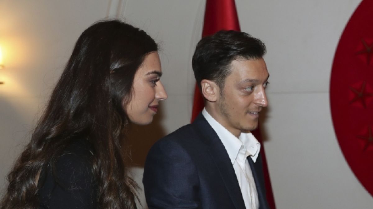 Amine Gülse mit ihrem Ehemann Mesut Özil. (Foto)