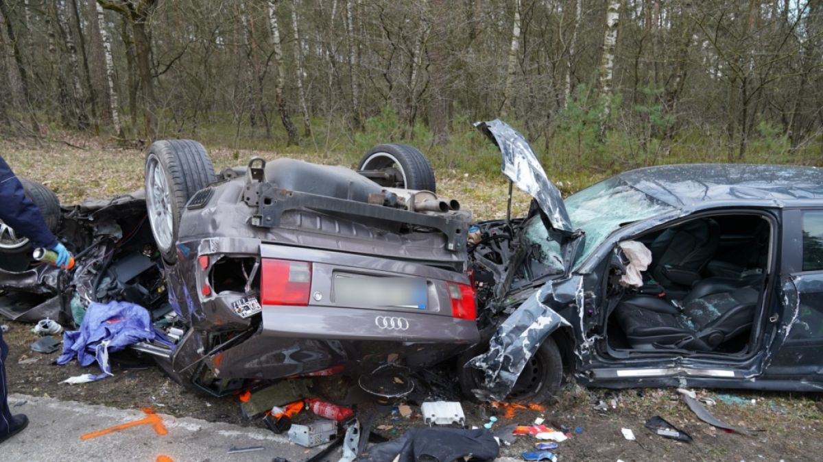 Bei einem Autounfall in Schloß Holte-Stukenbrock sind drei Männer gestorben. (Foto)