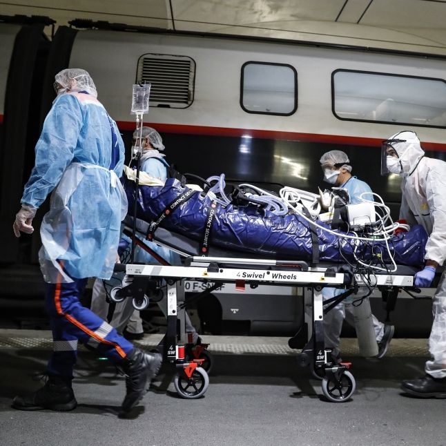 Covid-19-Patient spuckt Zug-Passagier an! Wenig später stirbt er