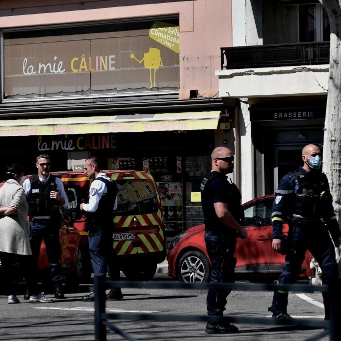 Mann sticht 2 Menschen tot! Staatsanwaltschaft ermittel wegen Terror-Mord Mann sticht 2 Menschen tot! Staatsanwaltschaft ermittel wegen Terror-Mord (Foto)