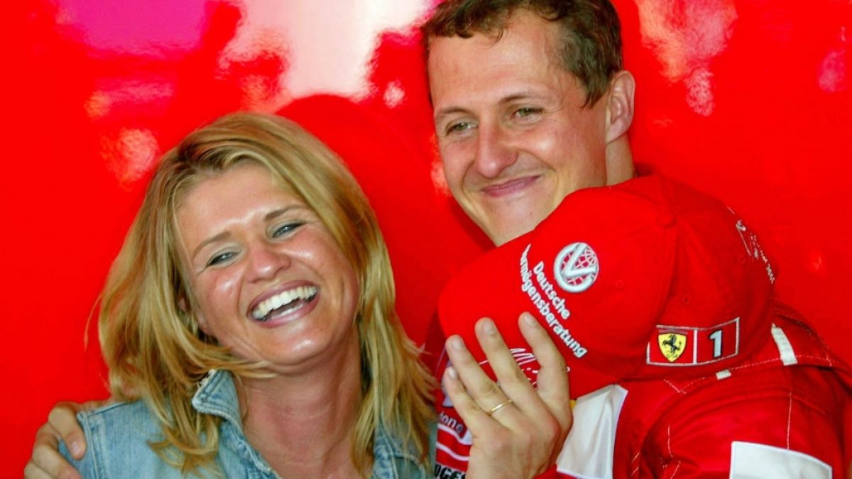 Michael Schumacher freudestrahlend mit seiner Ehefrau Corinna im Sommer 2002. (Foto)