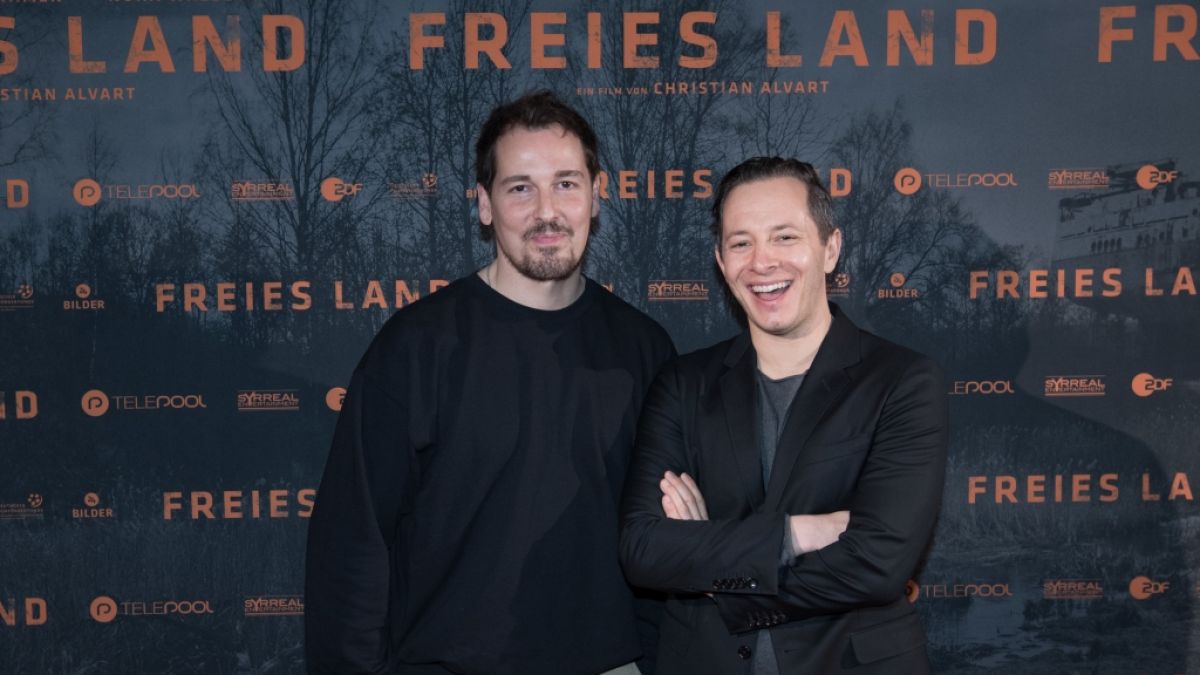 Der Schauspieler Felix Kramer (links) bei der Premiere des Films "Freies Land". (Foto)