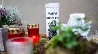 Anwohner von Detmold legten kurz nach dem Mord Kerzen und Kränze am Wohnhaus des ermordeten Dreijährigen nieder.