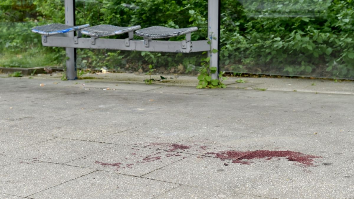 Blut ist am Boden einer Haltestelle zu sehen an der in der Nacht ein 14 Jahre alter Junge erstochen wurde. (Foto)