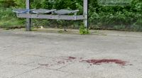 Blut ist am Boden einer Haltestelle zu sehen an der in der Nacht ein 14 Jahre alter Junge erstochen wurde.