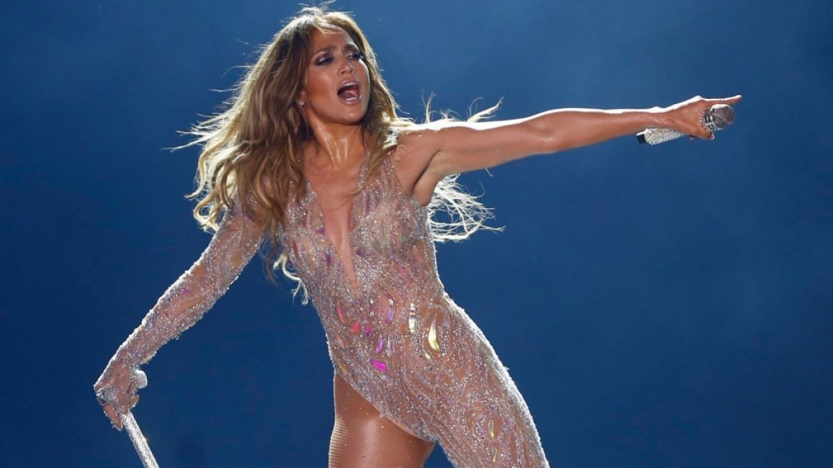 Nichts für schwache Nerven! Auf dem neuesten Instagram-Post von Jennifer Lopez können Fans die heiße Latina im königsblauem Satin-Fummel bewundern. (Foto)