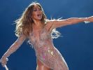 Nichts für schwache Nerven! Auf dem neuesten Instagram-Post von Jennifer Lopez können Fans die heiße Latina im königsblauem Satin-Fummel bewundern. (Foto)