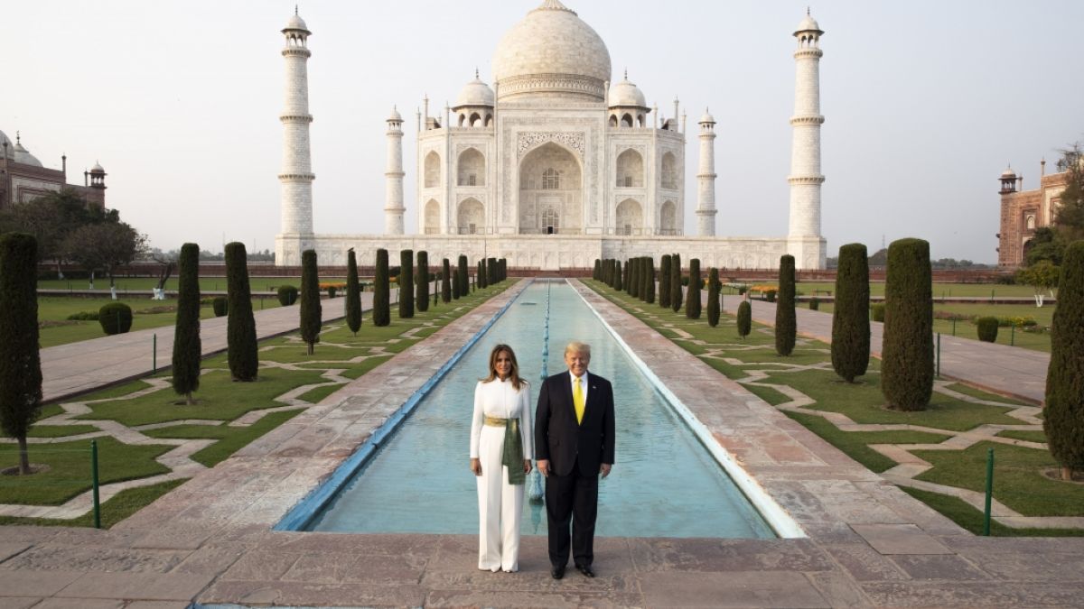 Für ihren Besuch des Taj Mahals in Indien entschied sich Melania Trump für einen Look, der das Netz spaltete. (Foto)