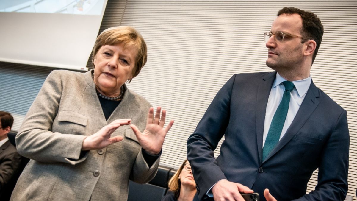 Bundeskanzlerin Angela Merkel (CDU) und Jens Spahn (CDU), Bundesminister für Gesundheit, bei einer Sitzung der CDU/CSU im Bundestag im März. (Foto)