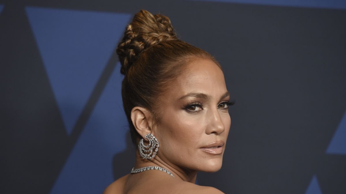 Jennifer Lopez begeht den Earth Day im sexy Einteiler. (Foto)
