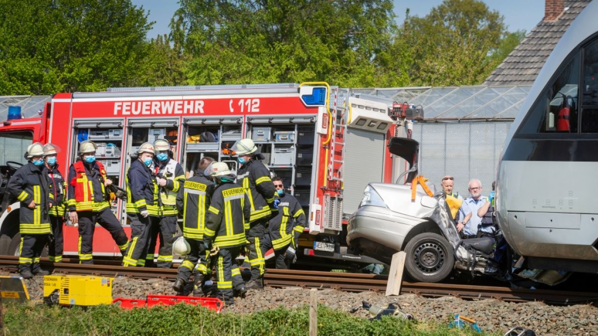 In Hamminkeln am Niederrhein kam es zu einem tödlichen Unfall, als ein Auto von einem Zug erfasst wurde. Drei Menschen starben. (Foto)