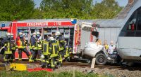 In Hamminkeln am Niederrhein kam es zu einem tödlichen Unfall, als ein Auto von einem Zug erfasst wurde. Drei Menschen starben.