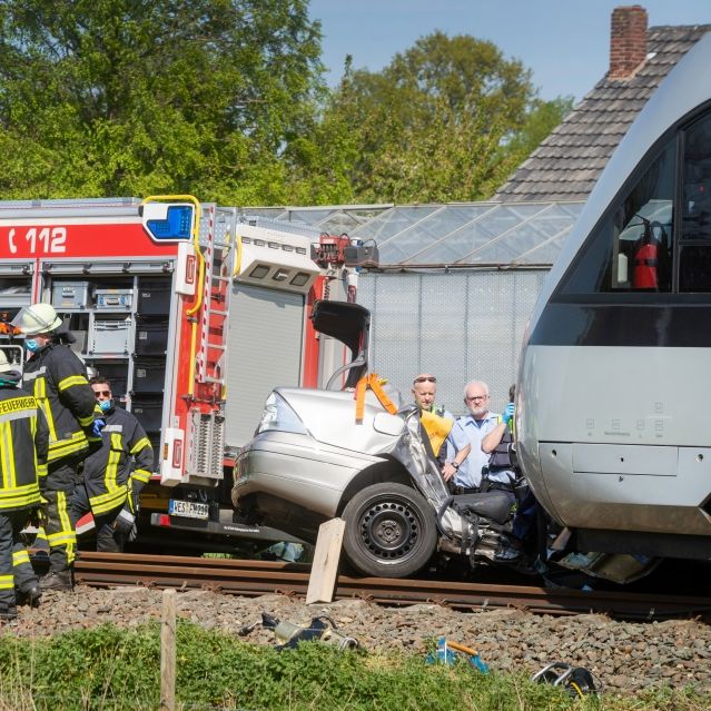 Auto von Zug erfasst und mitgeschleift - 3 Senioren tot (Foto)