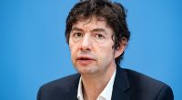 Christian Drosten, Direktor des Instituts für Virologie an der Charité Berlin, äußert sich in der Bundespressekonferenz zur Ausbreitung des Coronavirus.