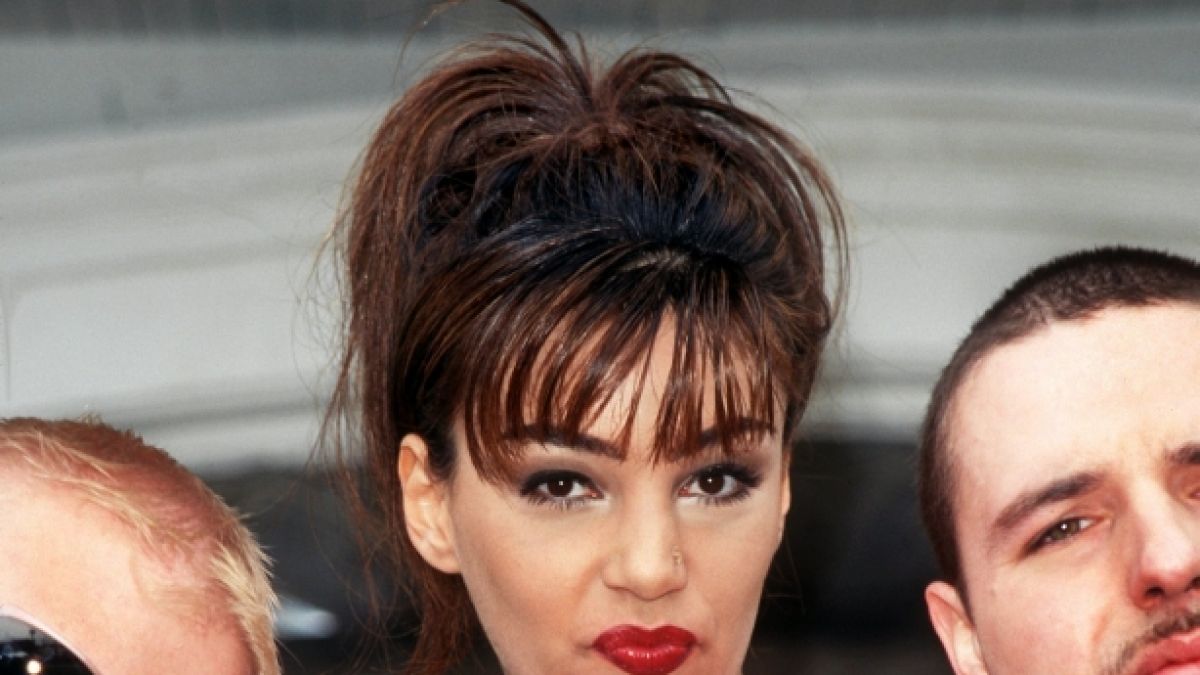 Einen Schmollmund zieht "Peep!" Moderatorin Verona Feldbusch 1998 in Los Angeles nach den Dreharbeiten zu ihrem neuen Videoclip "Schlechter Sex" mit der Gruppe "Funkleib". (Foto)