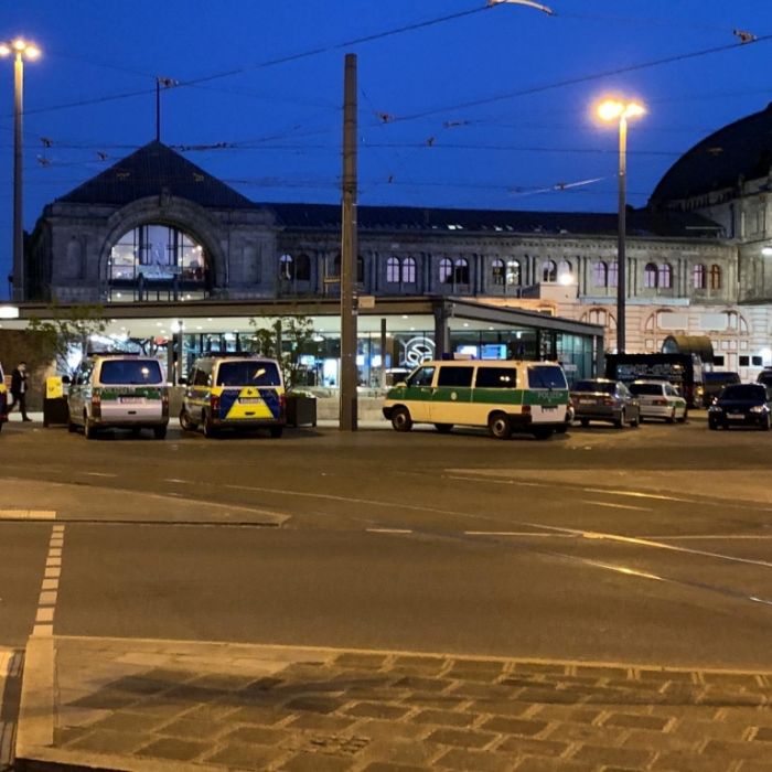 40 Jugendliche prügeln mit Eisenstangen aufeinander ein 40 Jugendliche prügeln mit Eisenstangen aufeinander ein (Foto)