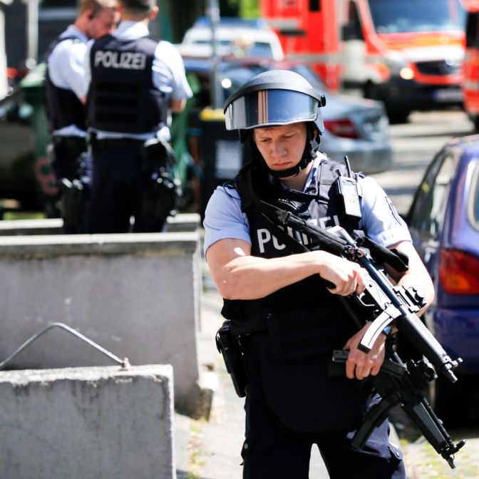 Frau schießt in Arztpraxis um sich! Täterin in Wohnung festgenommen Frau schießt in Arztpraxis um sich! Täterin in Wohnung festgenommen (Foto)
