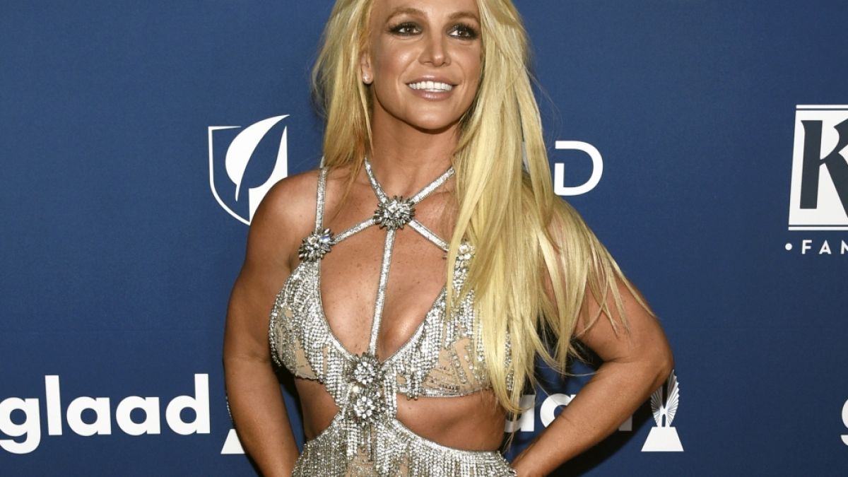 Britney Spears rekelt sich aktuell halbnackt in der Wüste. (Foto)