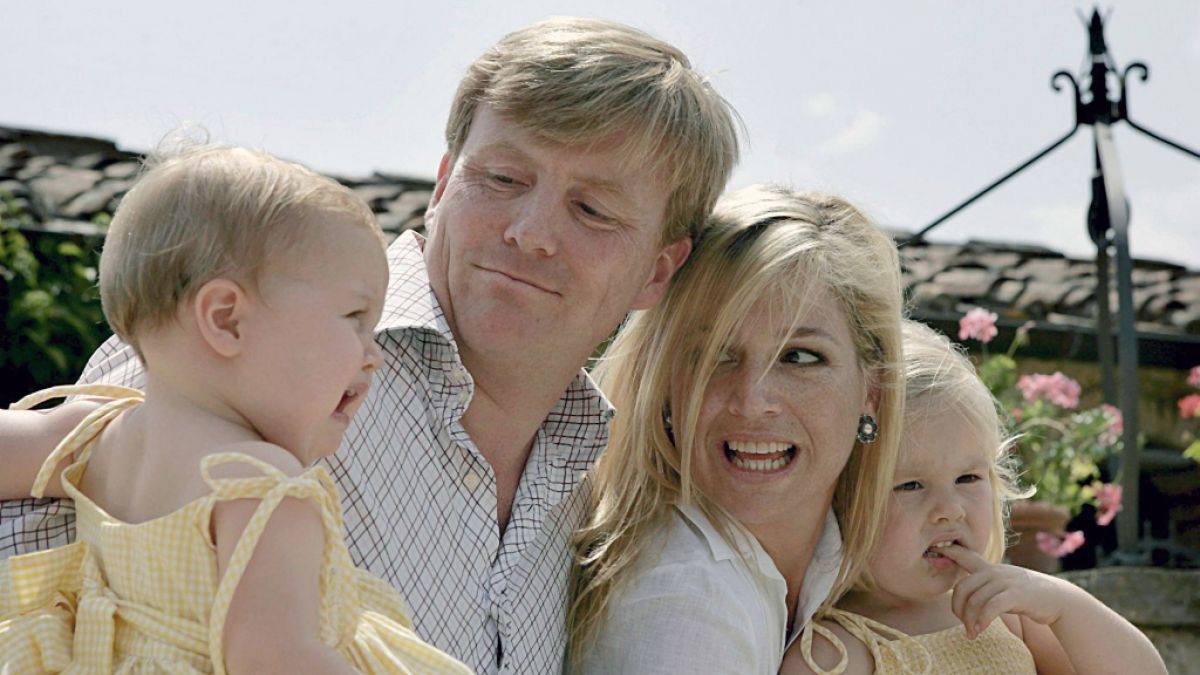 Kronprinz Willem-Alexander mit seiner Gattin Prinzessin Maxima und den Töchtern Prinzessin Alexia (l) und Catharina-Amalia (r) während der Sommerferien 2006. (Foto)