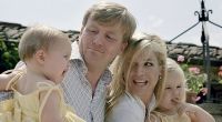 Kronprinz Willem-Alexander mit seiner Gattin Prinzessin Maxima und den Töchtern Prinzessin Alexia (l) und Catharina-Amalia (r) während der Sommerferien 2006.