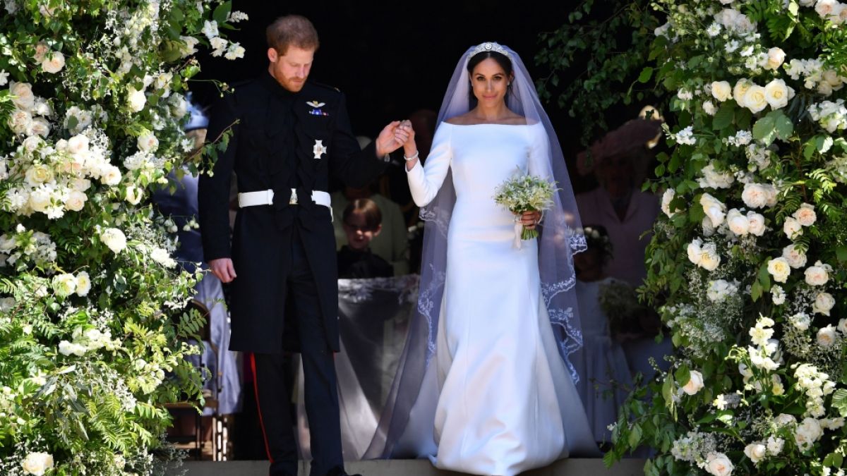 Das Brautkleid von Meghan Markle, die im Mai 2018 Prinz Harry heiratete, wurde von Givenchy entworfen. (Foto)
