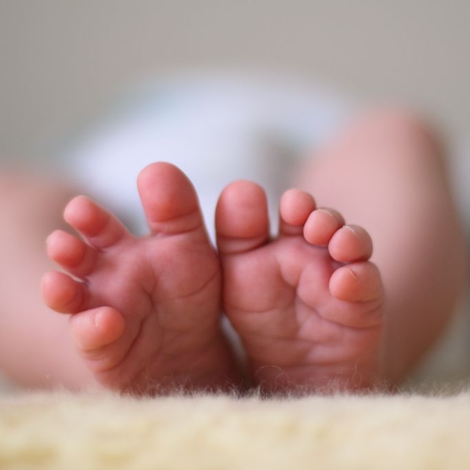 Frau (28) schlägt Babykopf auf Wickeltisch - Kind stirbt