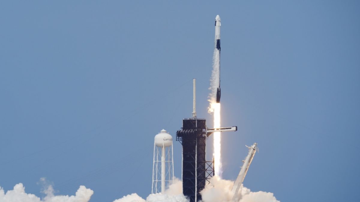 Eine SpaceX "Falcon 9"-Rakete mit den NASA-Astronauten Hurley und Behnken in der Besatzungskapsel der Dragon hebt von der Startrampe 39-A im Kennedy Space Center ab. (Foto)