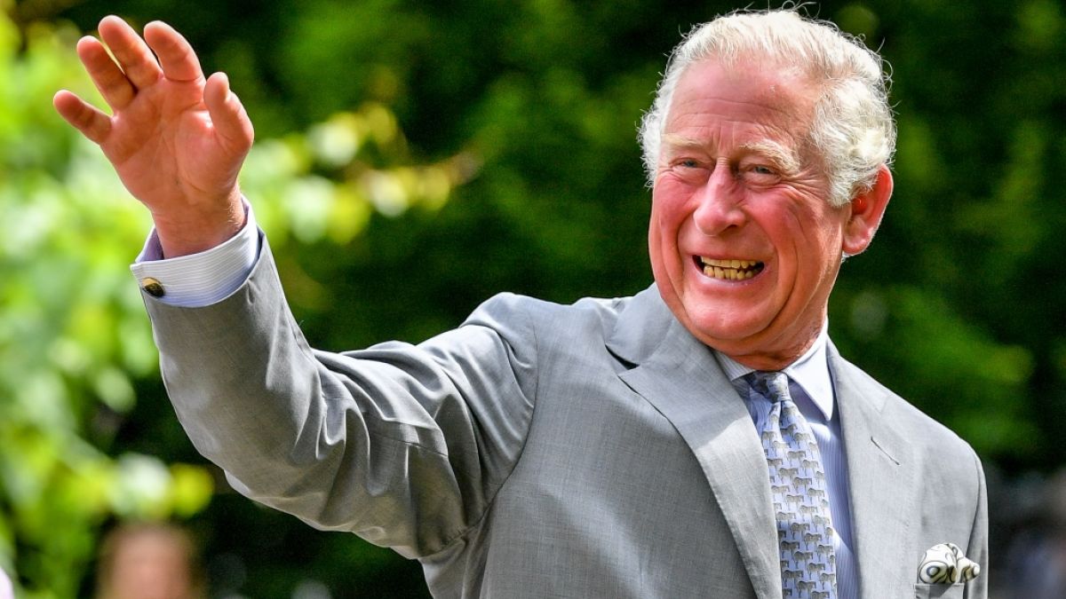 Prinz Charles zeigte sich bei seinem ersten öffentlichen Termin seit seiner Coronavirus-Erkrankung bestens gelaunt. (Foto)
