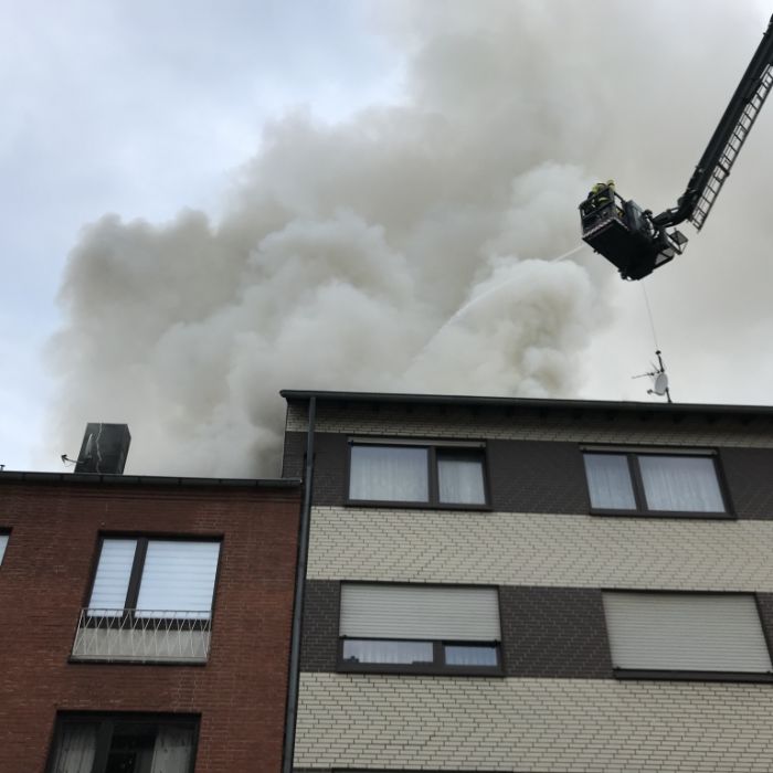 Mann springt aus brennendem Wohnhaus - schwer verletzt Mann springt aus brennendem Wohnhaus - schwer verletzt (Foto)