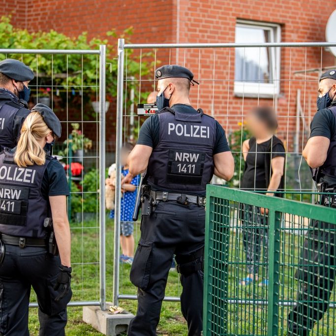 "Gesundheitsrisiko"! Hat Tönnies Mitarbeiter in Gefahr gebracht? "Gesundheitsrisiko"! Hat Tönnies Mitarbeiter in Gefahr gebracht? (Foto)