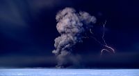 Der Vulkan Grimsvötn in Island spuckt in der Nacht vom 21.05.2011 Asche in den Himmel. Daneben ist ein Blitz zu sehen. Vor zwei Jahren wirbelte die Aschewolke eines Vulkanausbruchs den Flugverkehr durcheinander.