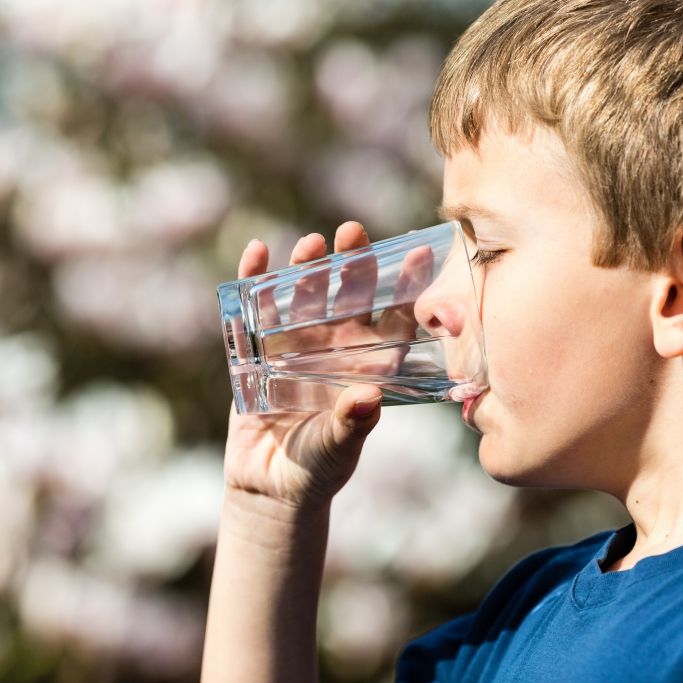 Horror-Eltern zwingen Sohn (11), zu viel Wasser zu trinken - tot!
