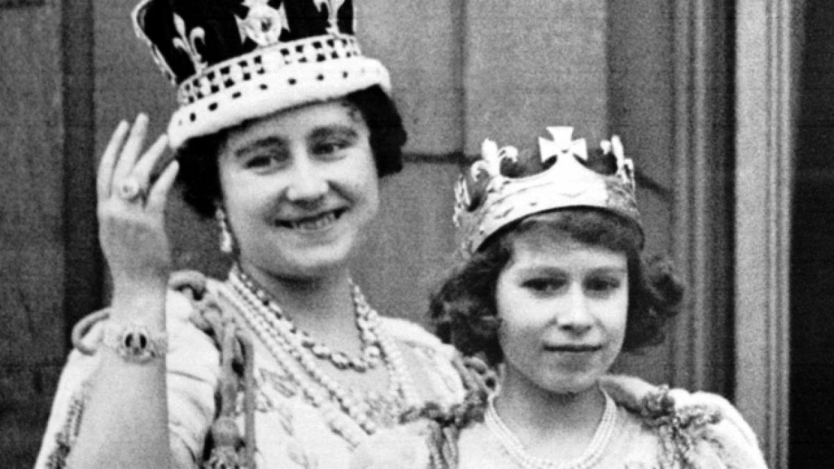 Elizabeth Bowes-Lyon, auch bekannt als Queen Mum, und ihre Tochter, die spätere Queen Elizabeth II., im Jahr 1937 auf dem Balkon des Buckingham Palasts. (Foto)