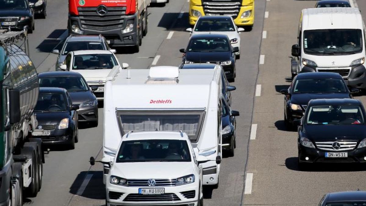 Wegen der Corona-Pandemie dürften in diesem Jahr mehr Menschen ihren Urlaub in Deutschland verbringen und somit auch die Autobahnen füllen (Foto)