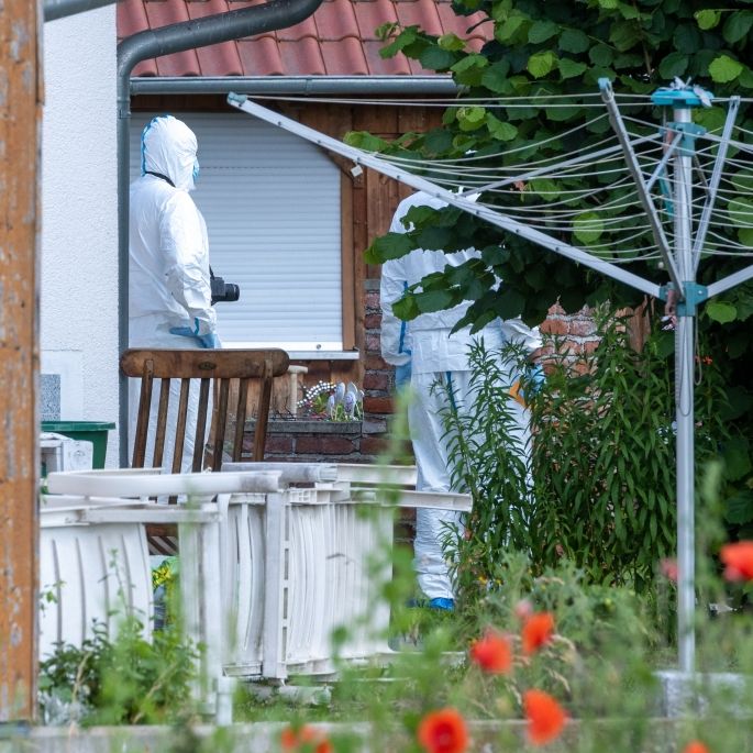 Paar tot in Wohnhaus entdeckt - Ex-Freund (57) der Frau verdächtigt