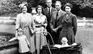 Sehnsuchtsziel Schottland: Die Royals lieben ihre Ferien auf Balmoral. Hier posiert die britische Königsfamilie im Sommer 1951 für den Fotografen. (Foto)