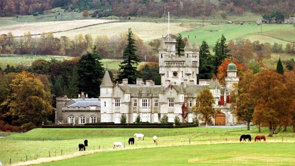 Royaler geht's kaum: Auf Schloss Balmoral in den schottischen Highlands verbringt Queen Elizabeth II. ihre Ferien am allerliebsten. (Foto)