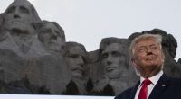 Donald Trump, Präsident der USA, lächelt am Denkmal Mount Rushmore