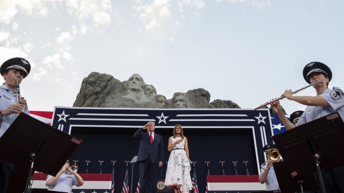 Donald Trump hat während der Nationalhymne salutiert, statt seine Hand auf sein Herz zu legen. (Foto)