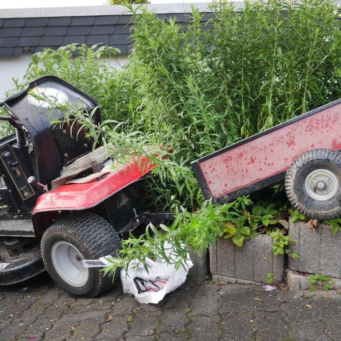 Junge (12) stürzt mit Rasenmäher-Traktor in den Tod