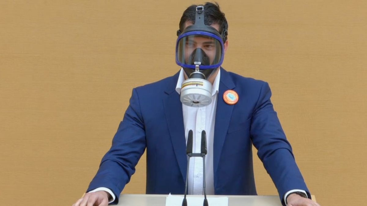 AfD-Politiker Stefan Löw schockt mit Gasmasken-Auftritt im Bayerischen Landtag. (Foto)