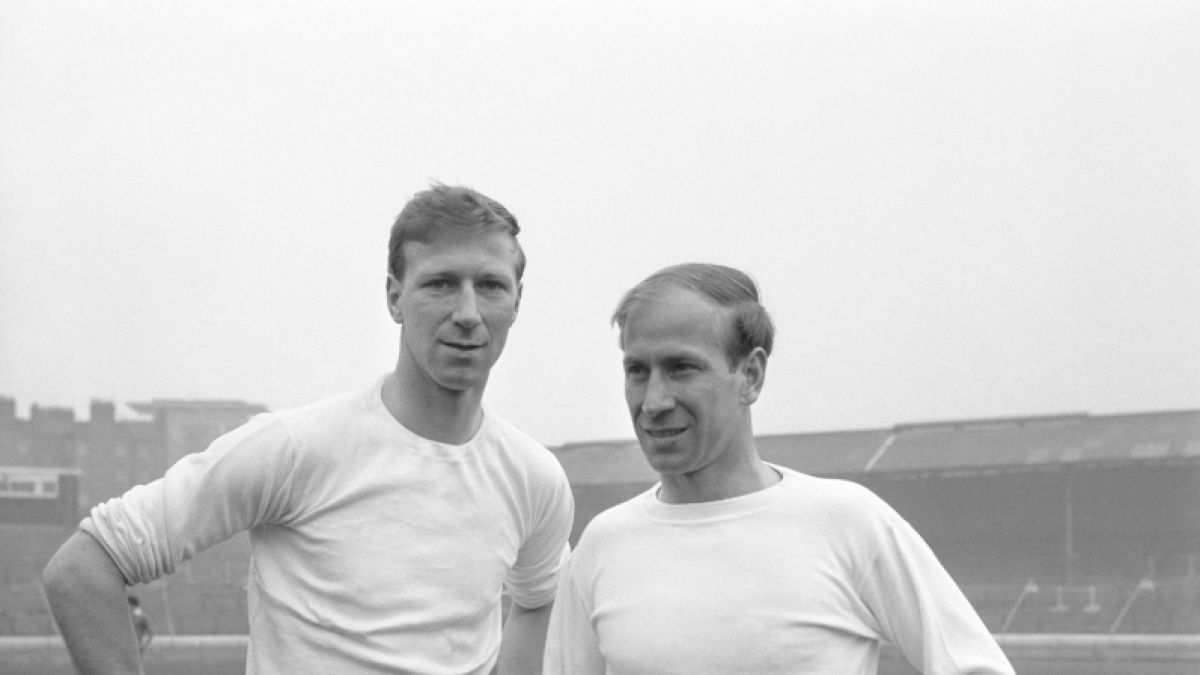 Ein Archivfoto vom 18.10.1965 Jack Charlton (hier links im Bild) mit seinem Bobby Charlton (Manchester United). (Foto)