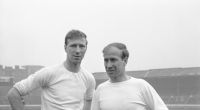 Ein Archivfoto vom 18.10.1965 Jack Charlton (hier links im Bild) mit seinem Bobby Charlton (Manchester United).